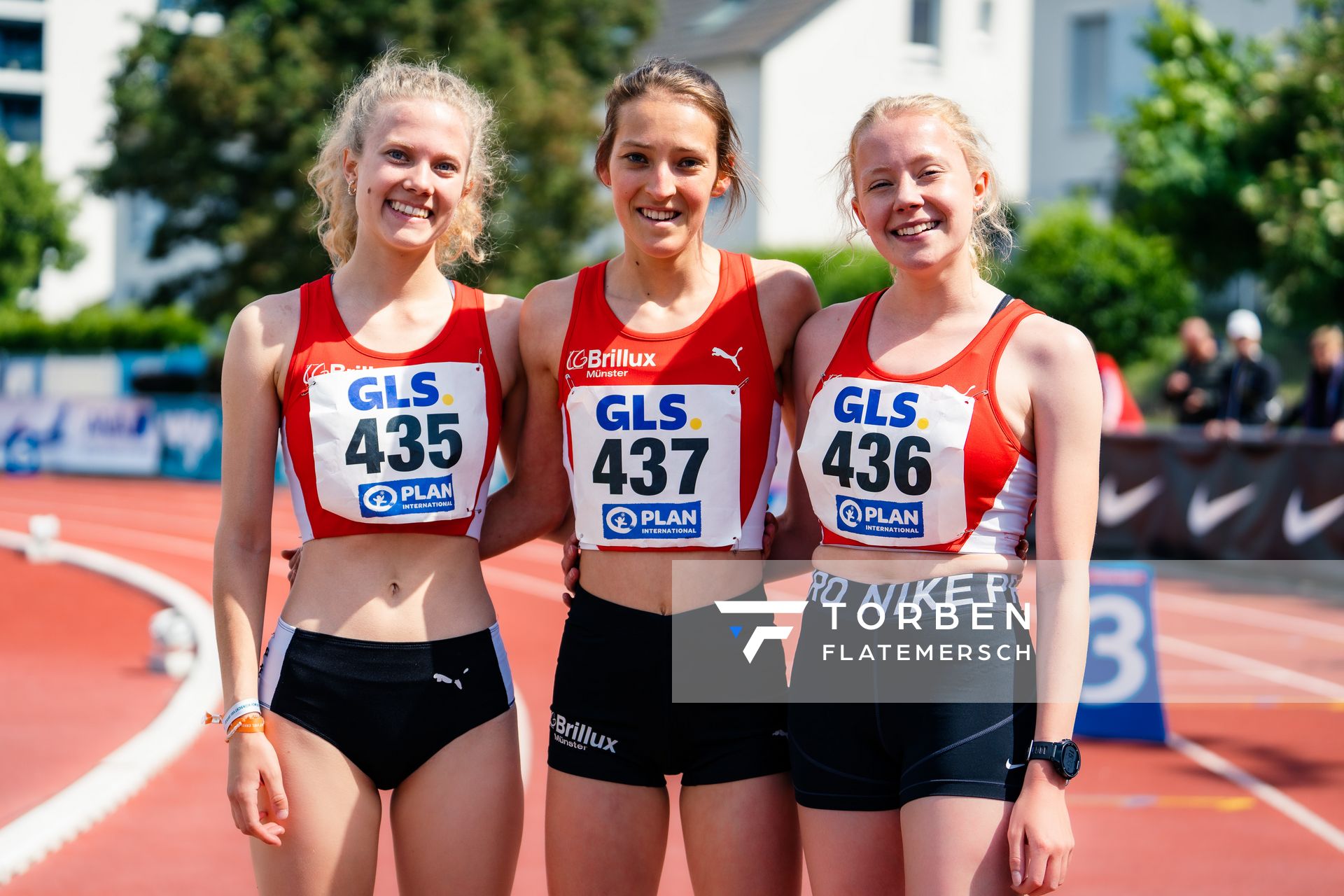 Leonie Kruse (LG Brillux Muenster), Emma Woehrmann (LG Brillux Muenster), Leonie Borchers (LG Brillux Muenster) am 29.05.2022 waehrend der Deutschen Meisterschaften Langstaffel im Otto-Schott-Sportzentrum in Mainz